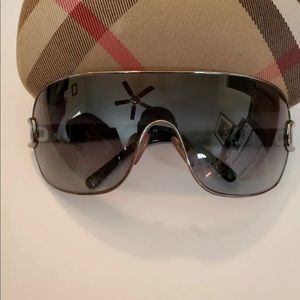 Burberry Women's Sunglasses Rimless Made in Italy with Clamshell Nova Check case